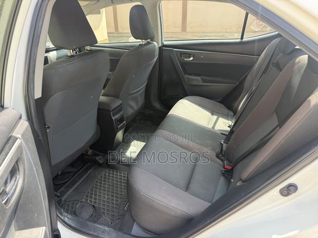 Toyota Corolla LE Eco (1.8L 4cyl 2A) 2019 White