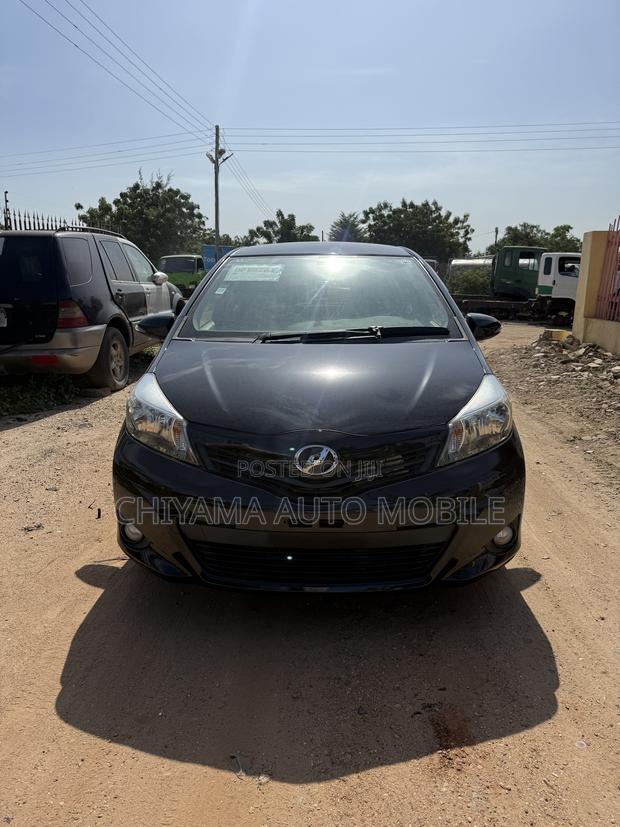 Toyota Vitz 1.3 FWD 5dr 2012 Black