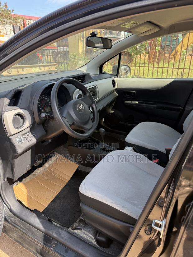 Toyota Vitz 1.3 FWD 5dr 2012 Black
