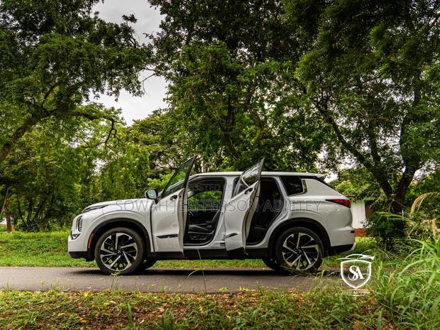Mitsubishi Outlander 2022 White