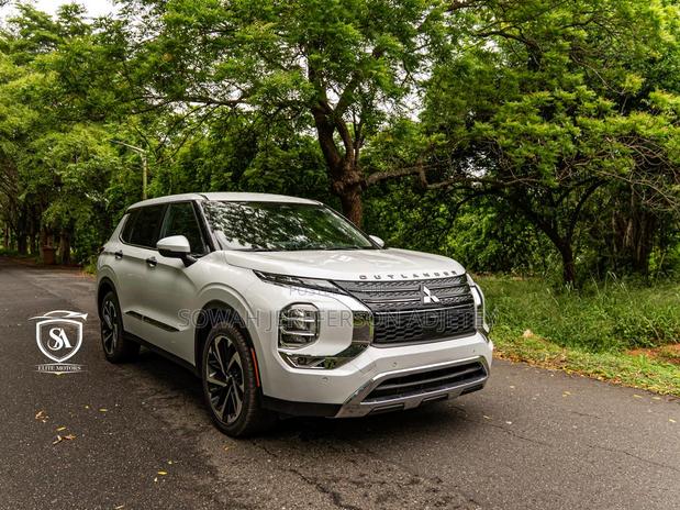 Mitsubishi Outlander 2022 White