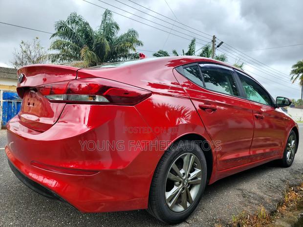 Hyundai Elantra SE Sedan FWD (2.0L 4cyl 6M) 2017 Red