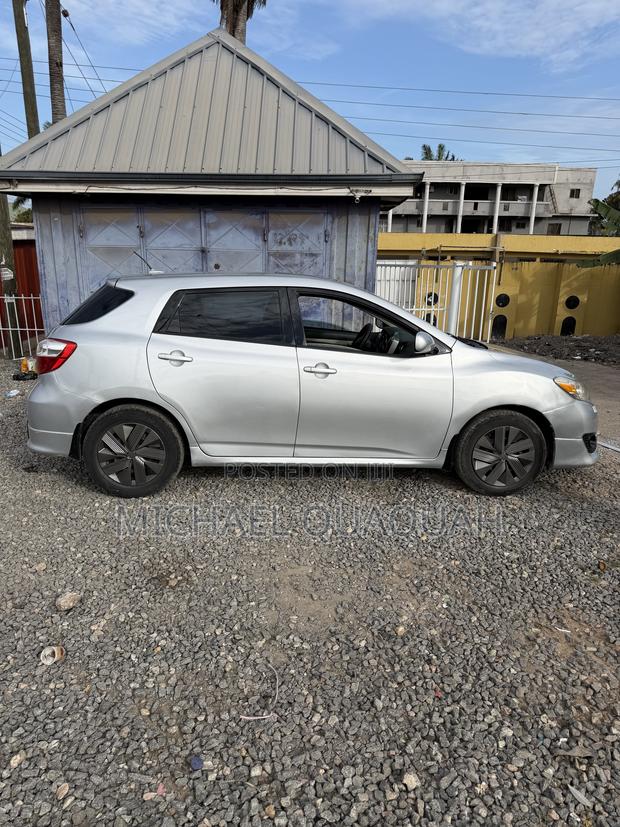 Toyota Matrix L Hatchback FWD (1.8L 4cyl) 2014 Silver