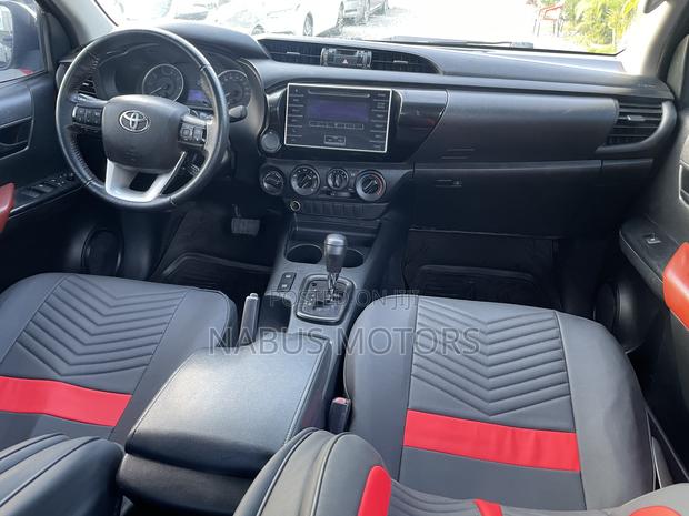 Toyota Hilux Rugged 4x4 2019 Black