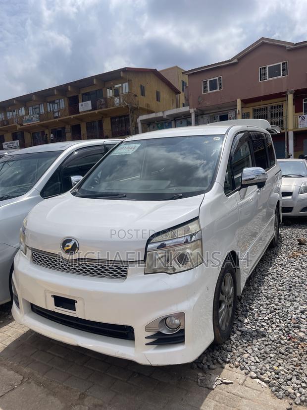 Toyota Voxy X 2WD 8-Seater 2013 White