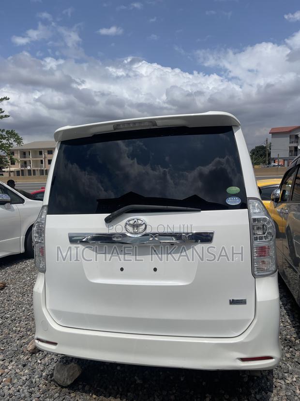 Toyota Voxy X 2WD 8-Seater 2013 White