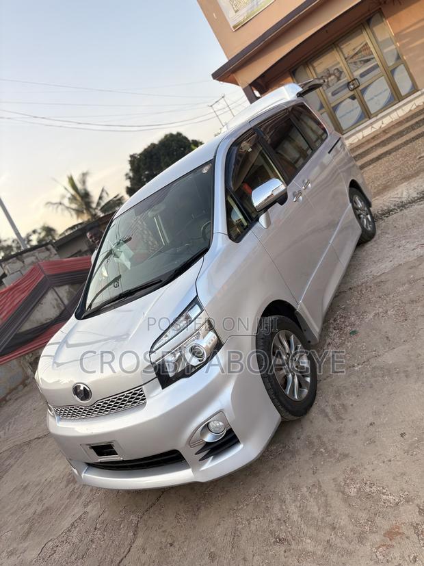 Toyota Voxy V 4WD 8-Seater 2011 Silver