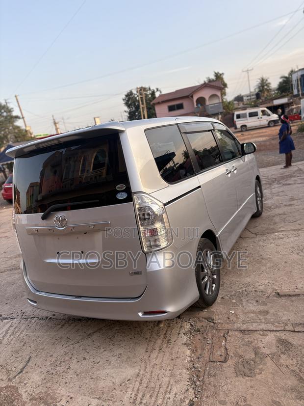 Toyota Voxy V 4WD 8-Seater 2011 Silver