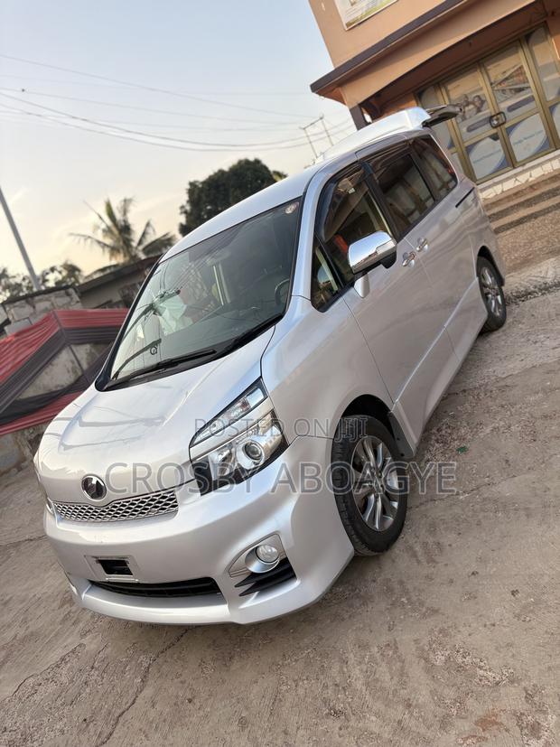 Toyota Voxy V 4WD 8-Seater 2011 Silver