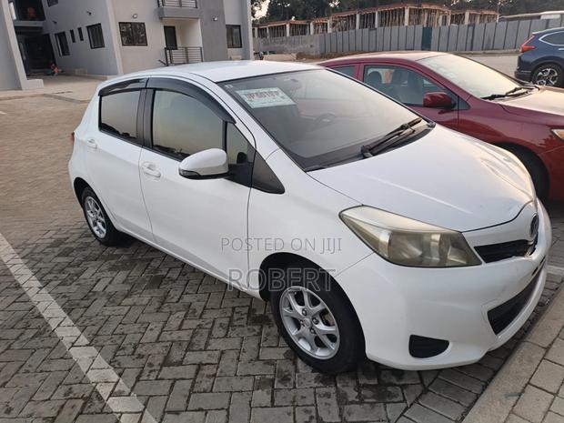 Toyota Vitz 1.3 FWD 5dr 2013 White