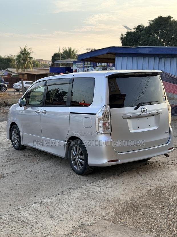 Toyota Voxy X L Edition 2WD 8-Seater 2012 Silver