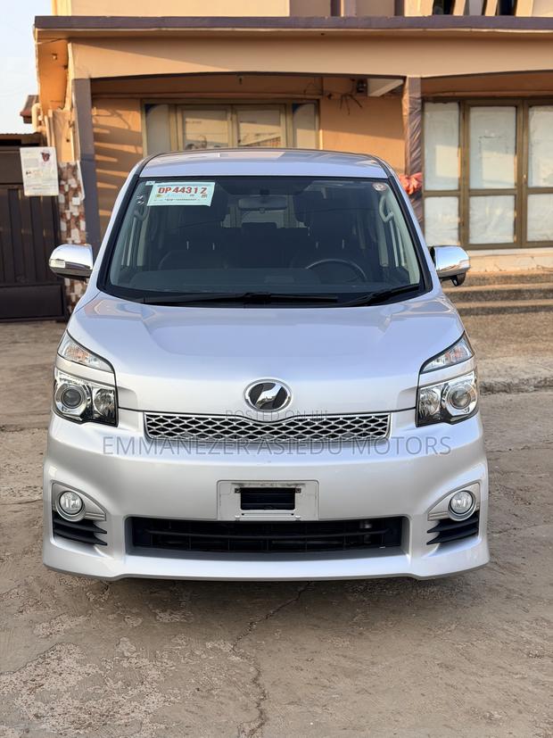 Toyota Voxy X L Edition 2WD 8-Seater 2012 Silver
