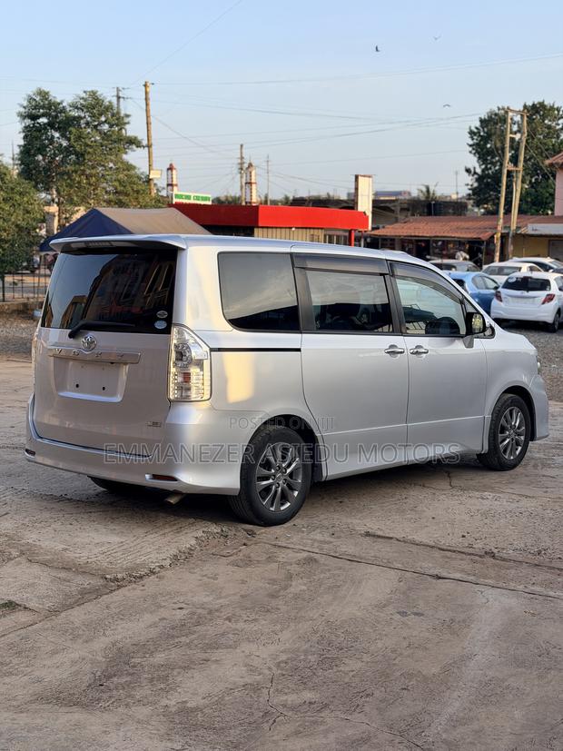 Toyota Voxy X L Edition 2WD 8-Seater 2012 Silver