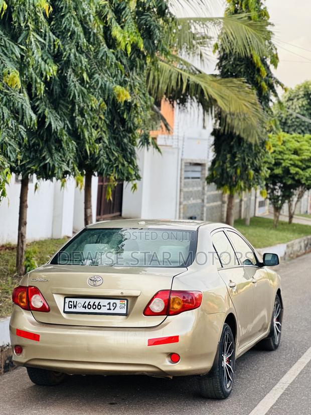 Toyota Corolla LE 4dr Sedan (1.8L 4cyl 4A) 2010 Gold