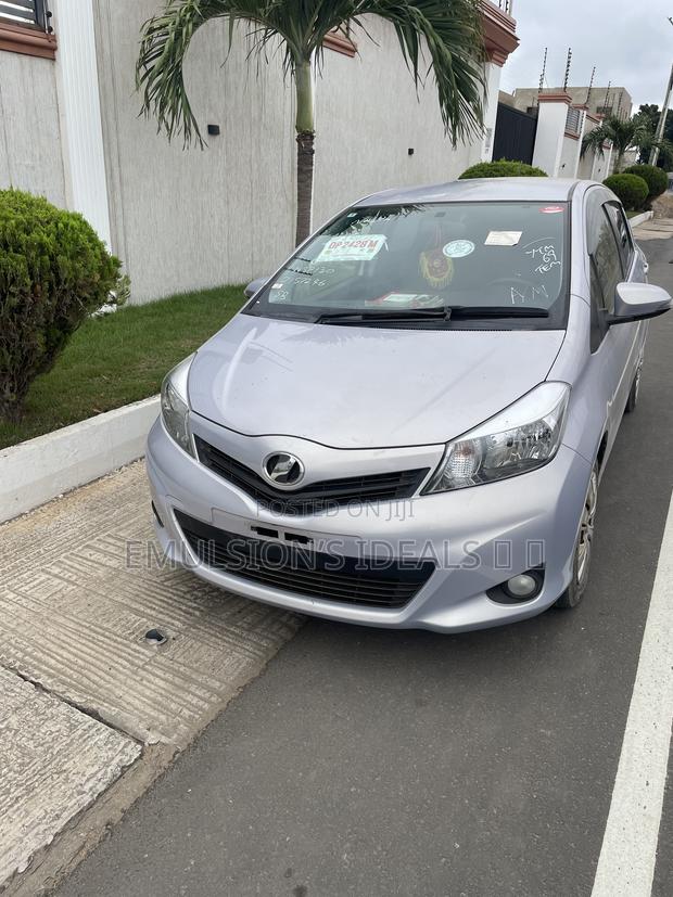 Toyota Vitz 2014 Silver