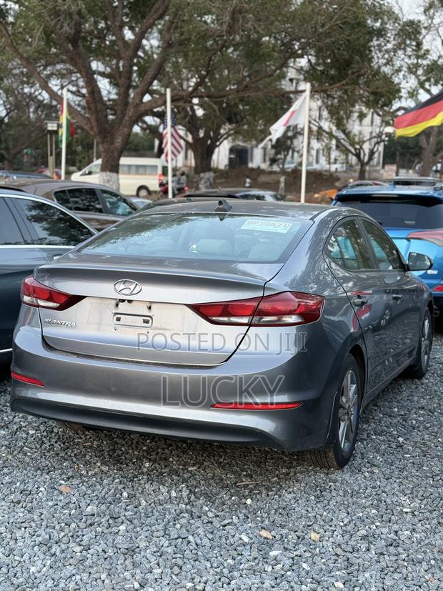 Hyundai Elantra SE Sedan FWD (2.0L 4cyl 6M) 2017 Gray