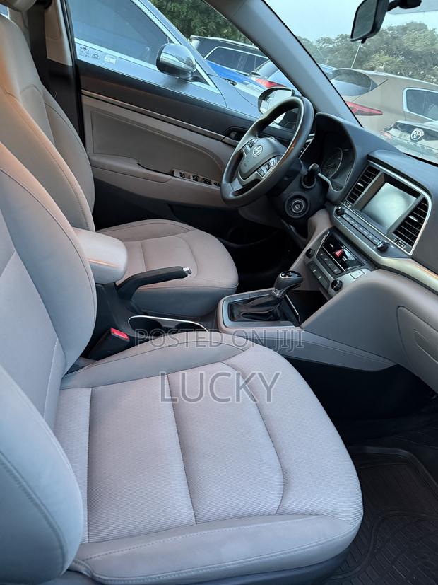 Hyundai Elantra SE Sedan FWD (2.0L 4cyl 6M) 2017 Gray