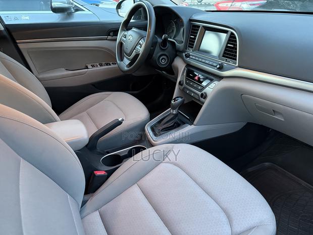 Hyundai Elantra SE Sedan FWD (2.0L 4cyl 6M) 2017 Gray