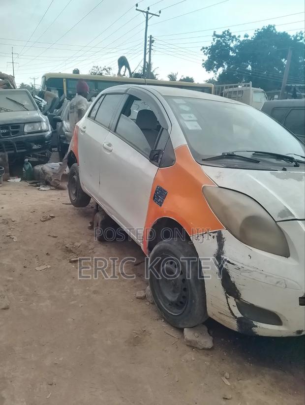 Toyota Vitz 2010 White
