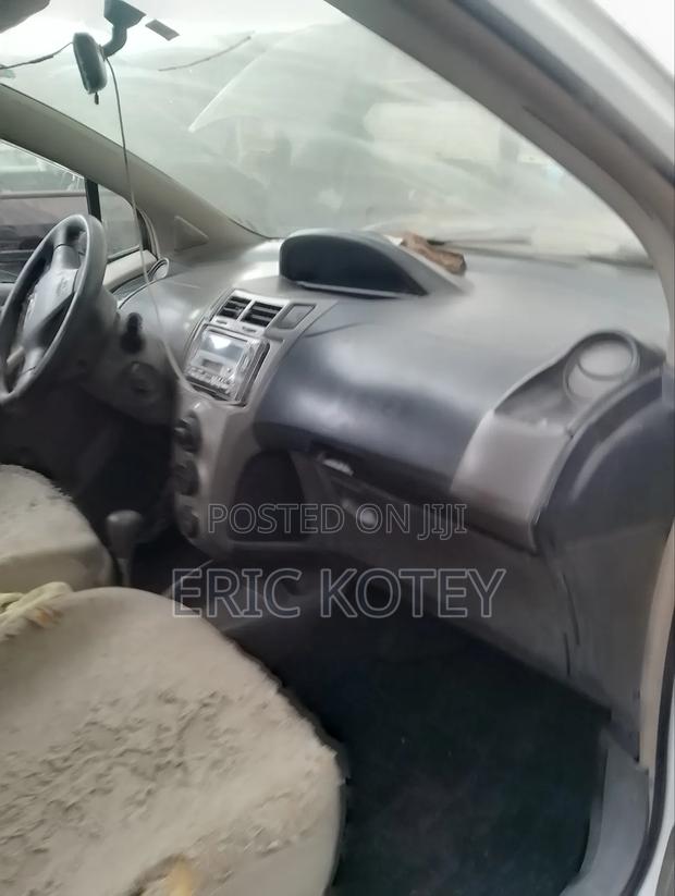 Toyota Vitz 2010 White