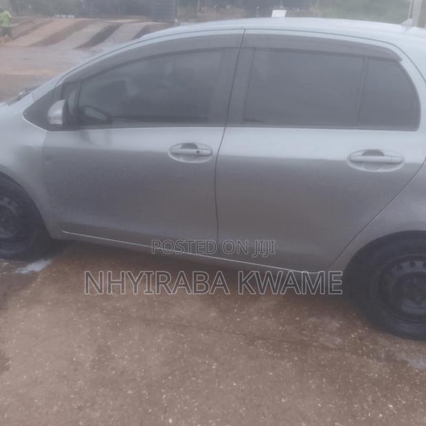 Toyota Vitz 1.5 FWD 5dr 2010 Gray