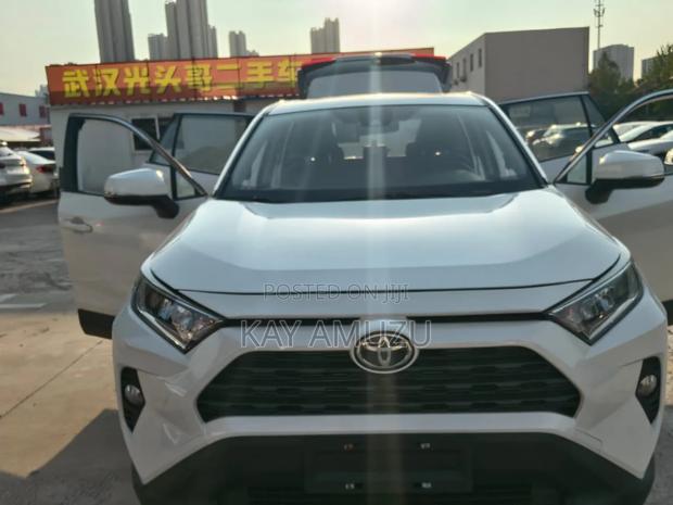 Toyota RAV4 XLE Premium 2021 White