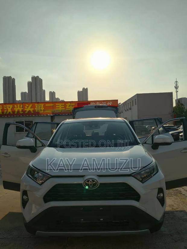 Toyota RAV4 XLE Premium 2021 White