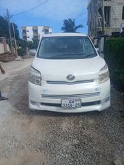 Toyota Voxy 2013 White for sale