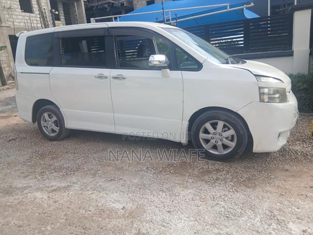 Toyota Voxy 2013 White