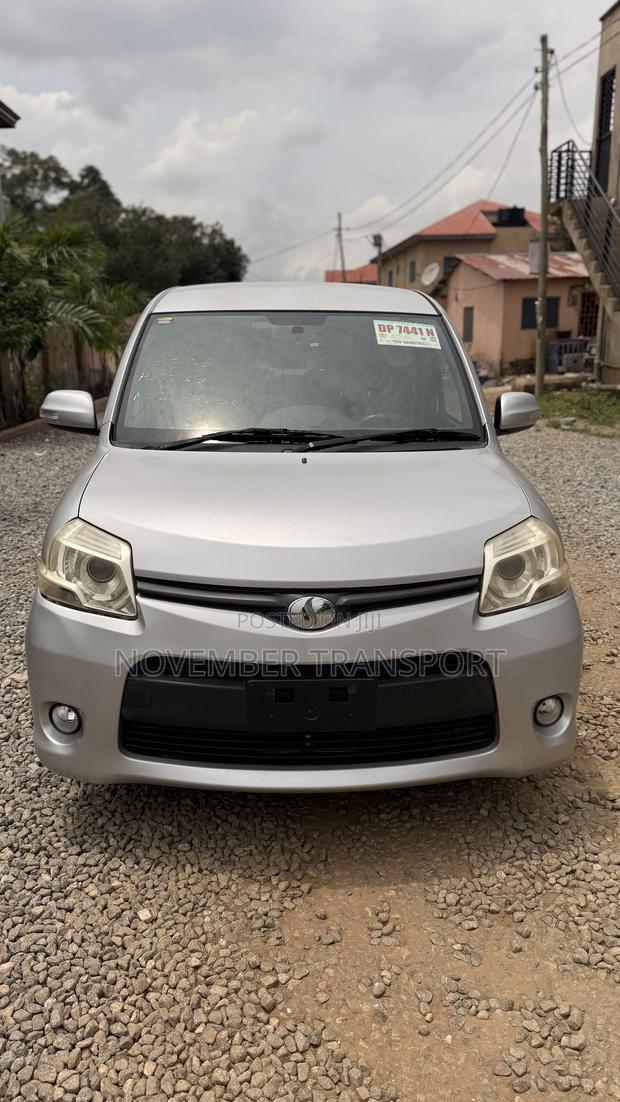 Toyota Sienta 1.5 FWD 2013 Silver
