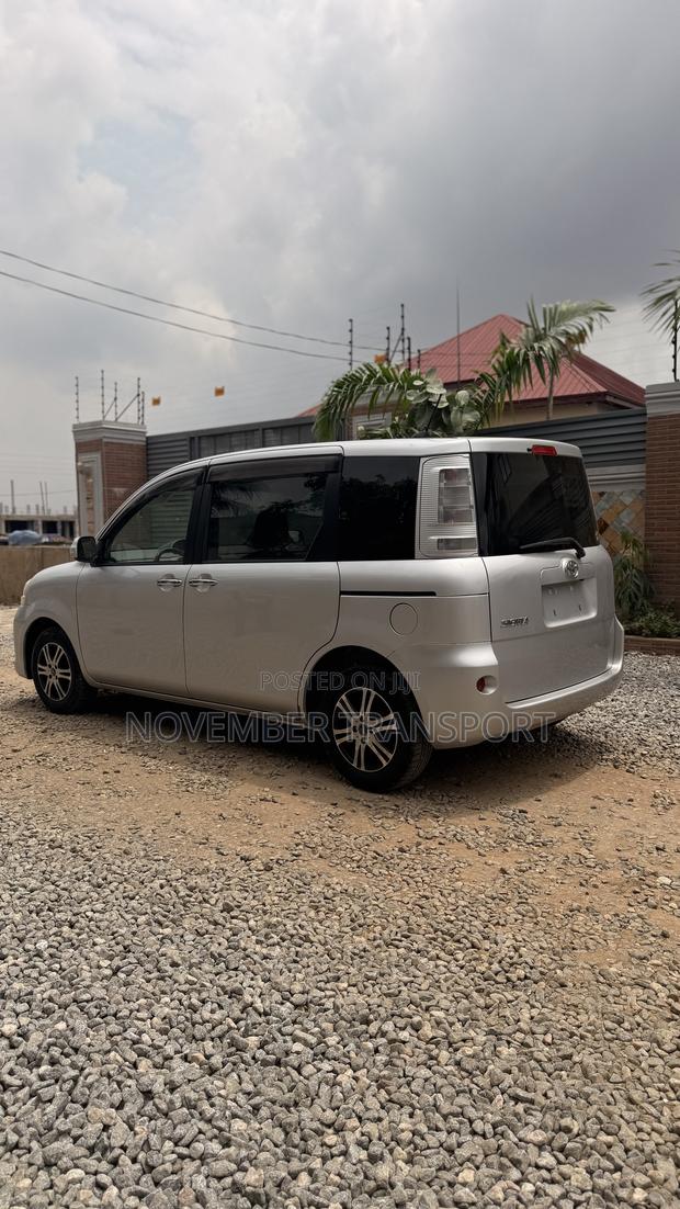 Toyota Sienta 1.5 FWD 2013 Silver