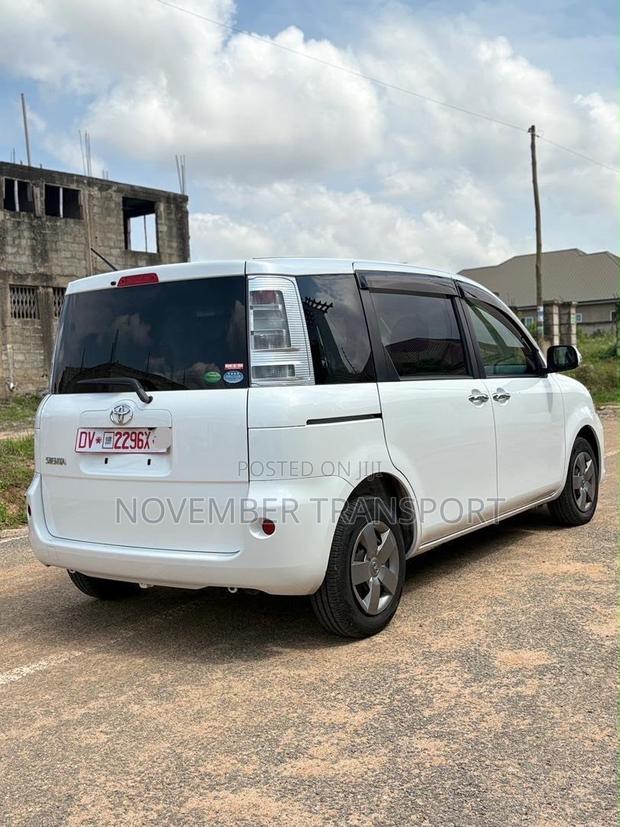Toyota Sienta 1.5 FWD 2015 White