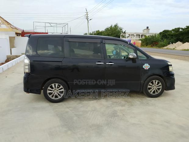 Toyota Voxy X 4WD 8-Seater 2013 Black