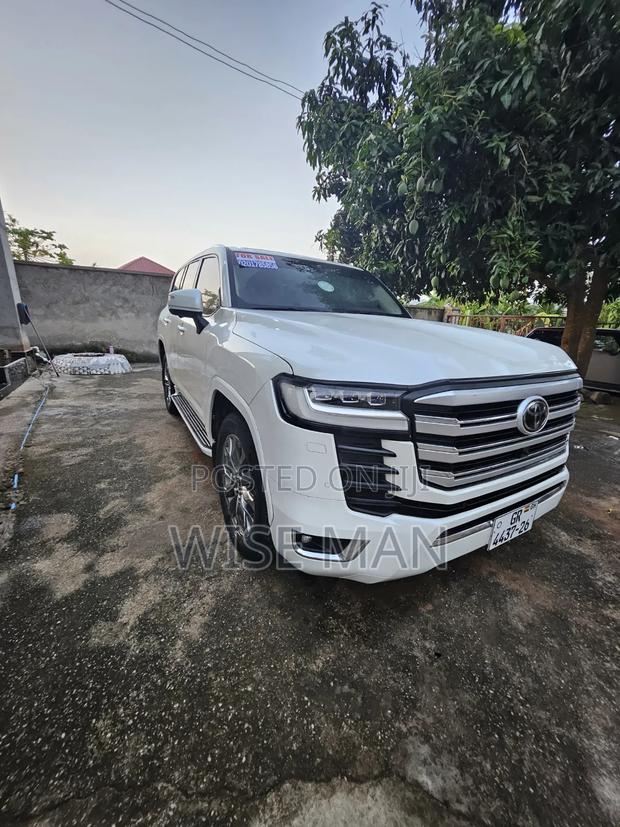 Toyota Land Cruiser LC300 2023 White
