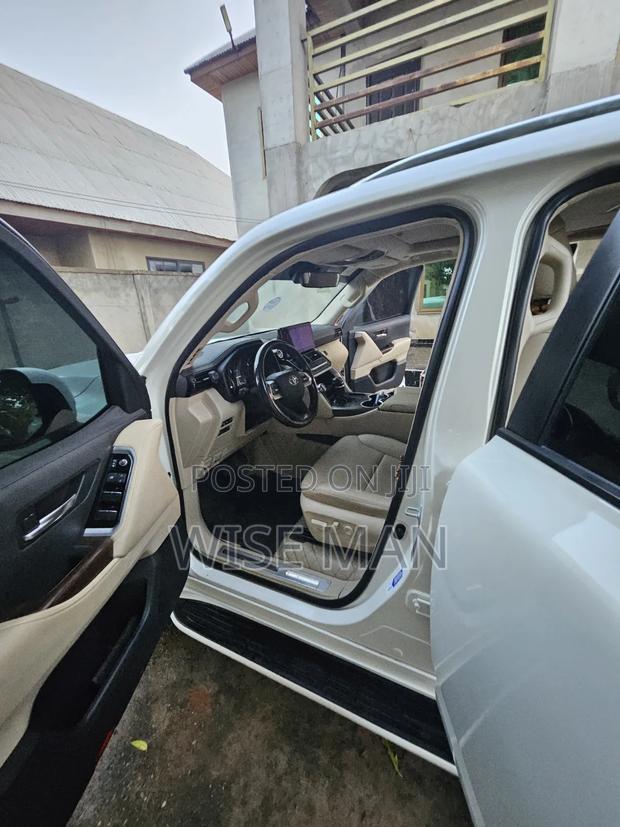 Toyota Land Cruiser LC300 2023 White