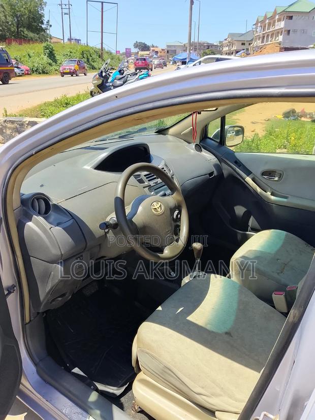 Toyota Vitz 1.3 FWD 3dr 2010 Silver