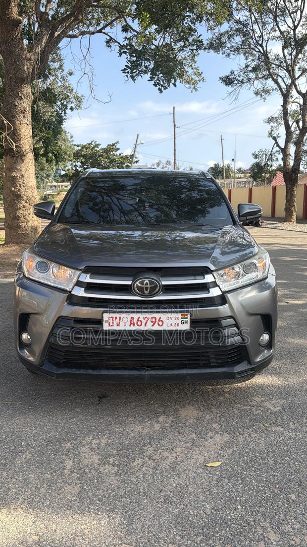 Toyota Highlander XLE 4x4 V6 (3.5L 6cyl 8A) 2018 Gray