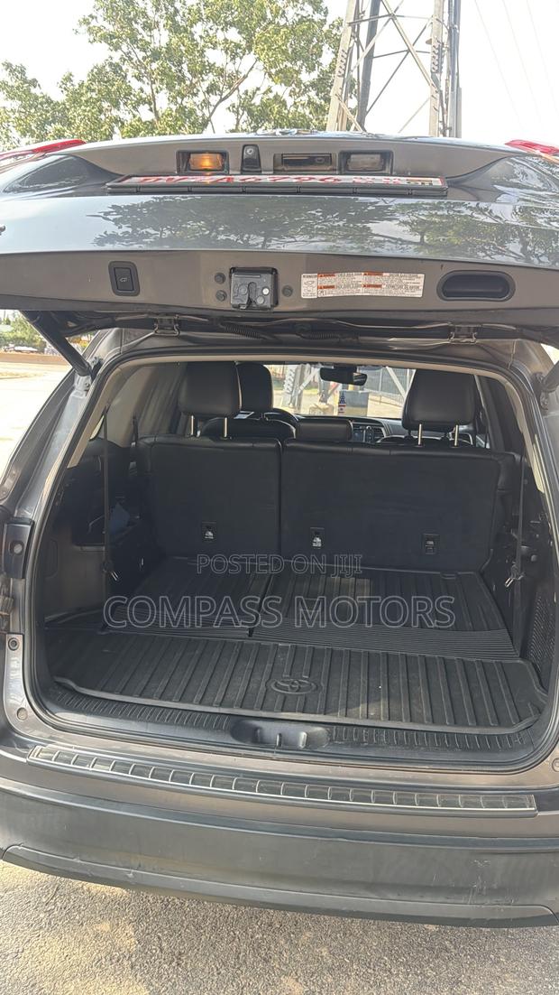 Toyota Highlander XLE 4x4 V6 (3.5L 6cyl 8A) 2018 Gray