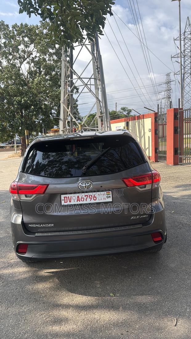 Toyota Highlander XLE 4x4 V6 (3.5L 6cyl 8A) 2018 Gray