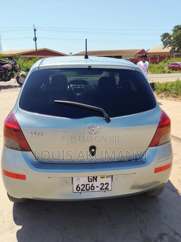 Toyota Vitz 2010 Silver