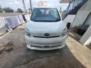 Toyota Voxy Z 2WD 8-Seater 2010 White for sale