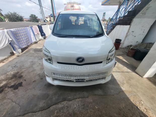 Toyota Voxy Z 2WD 8-Seater 2010 White