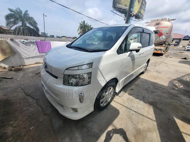Toyota Voxy Z 2WD 8-Seater 2010 White