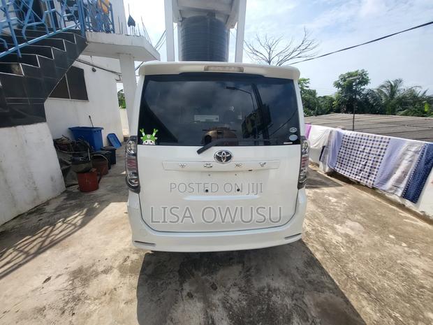 Toyota Voxy Z 2WD 8-Seater 2010 White