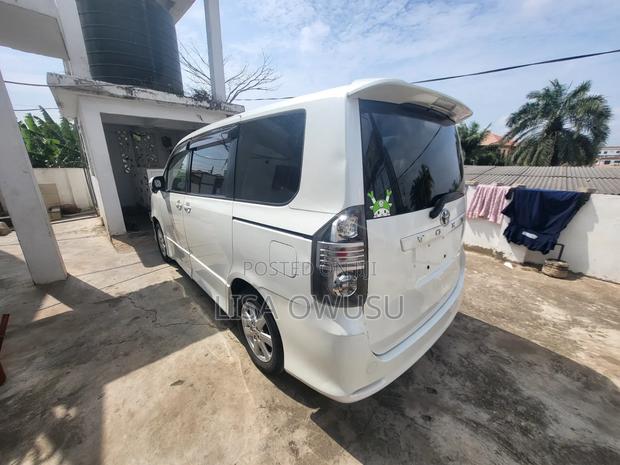 Toyota Voxy Z 2WD 8-Seater 2010 White