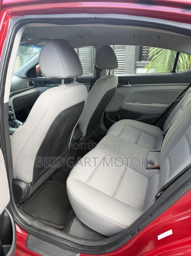 Hyundai Elantra SE Sedan FWD (2.0L 4cyl 6M) 2017 Red