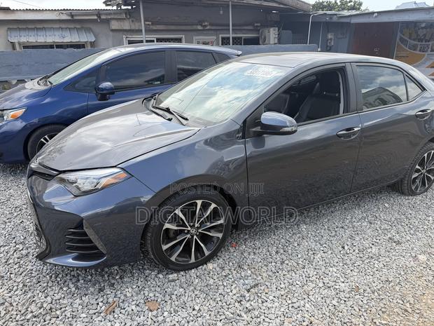 Toyota Corolla XLE (1.8L 4cyl 2A) 2018 Gray