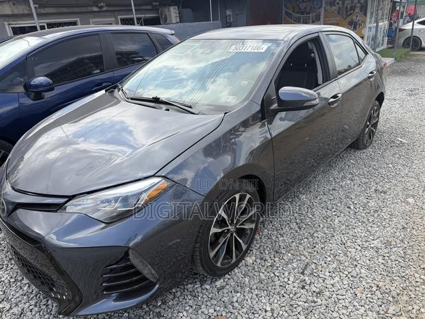 Toyota Corolla XLE (1.8L 4cyl 2A) 2018 Gray