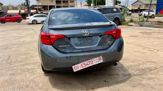 Toyota Corolla SE (1.8L 4cyl 2A) 2018 Silver