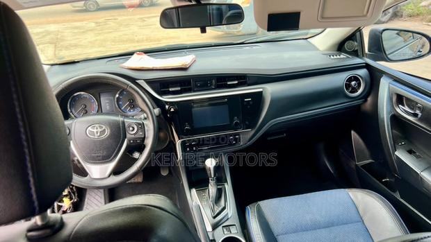 Toyota Corolla SE (1.8L 4cyl 2A) 2018 Silver